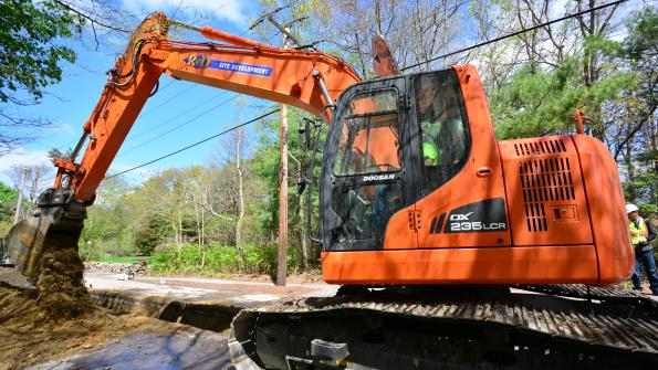 Excavator helps Massachusetts town upgrade water mains